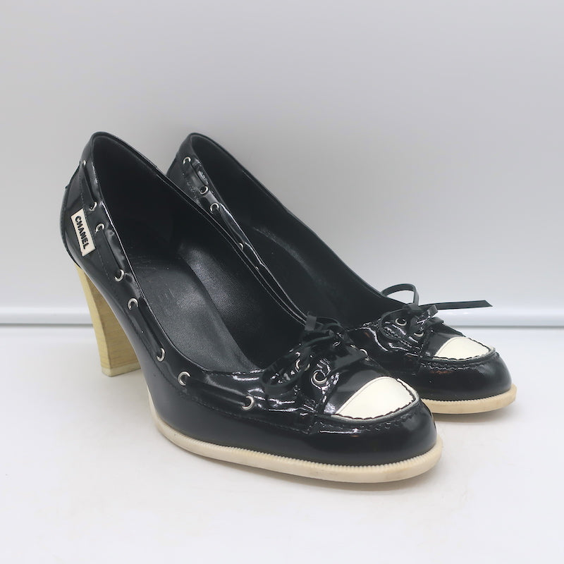 Chanel 06P bow cap-toe pumps in black and white patent leather, pre-owned authentic luxury (Size 39)