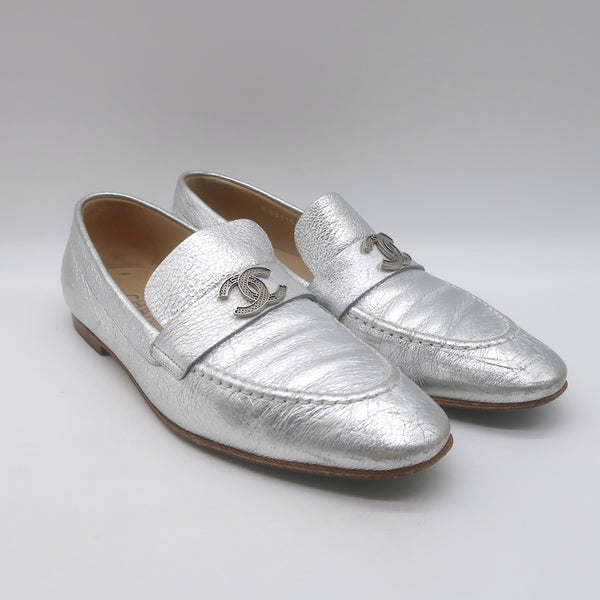 Chanel CC Metallic Leather Loafers Silver Size 38.5 – Celebrity Owned