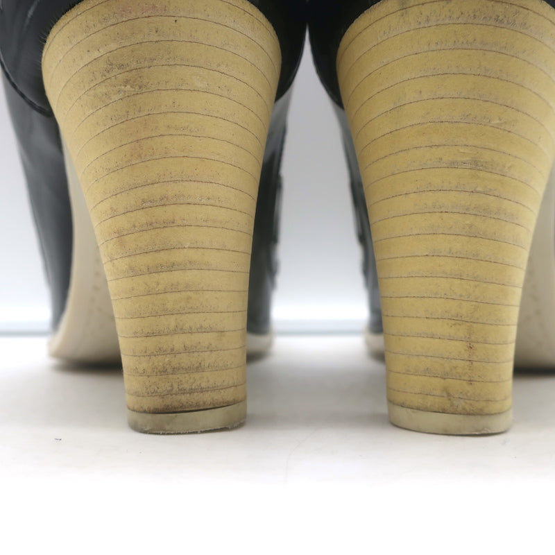 Authentic Chanel 06P cap-toe bow pumps in black and white patent leather, size 39, pre-owned.