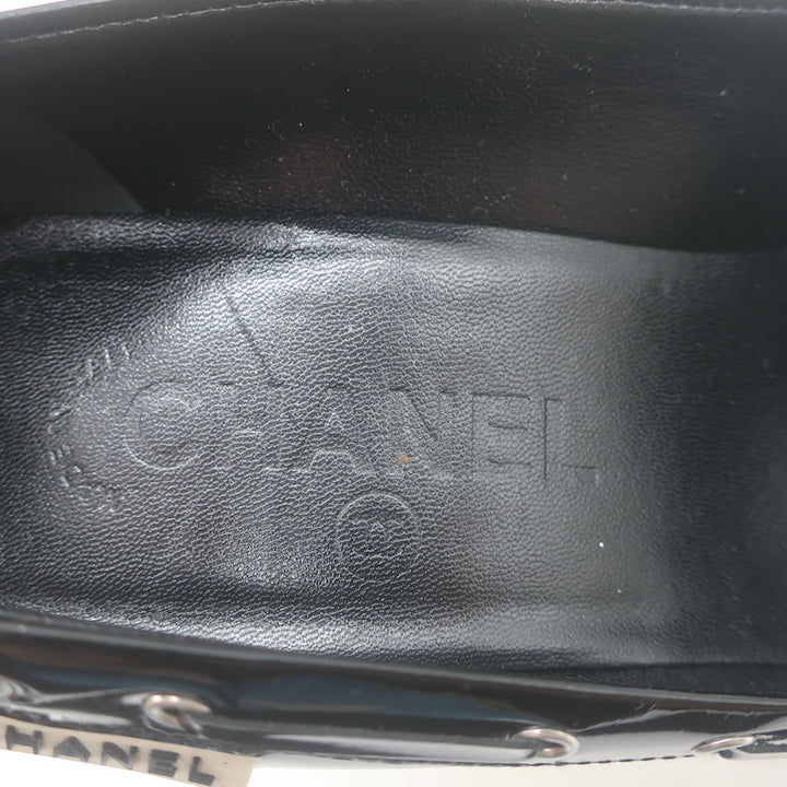 Chanel 06P bow cap-toe pumps in black &amp; white patent leather, authentic and pre-owned, EU 39