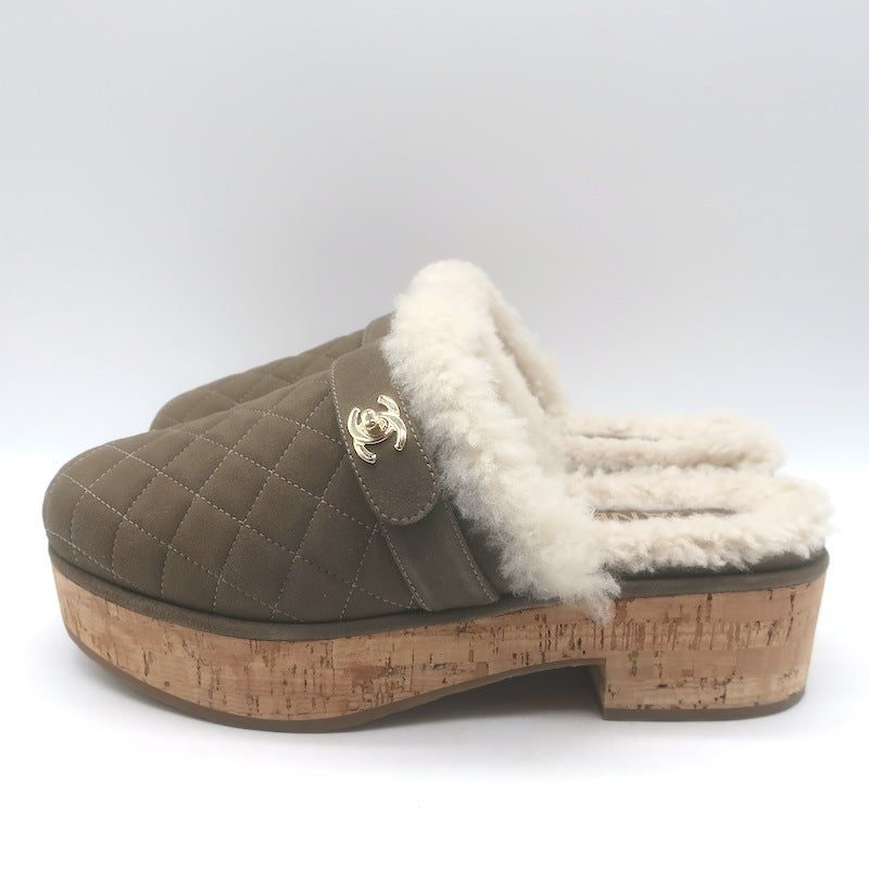 Chanel 21B CC Turnlock Cork-Platform Shearling Mules Taupe Quilted Suede Size 39