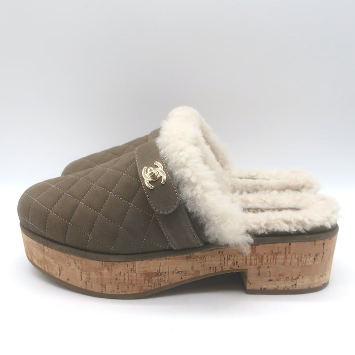 Chanel 21B CC Turnlock Cork-Platform Shearling Mules Taupe Quilted Suede Size 39