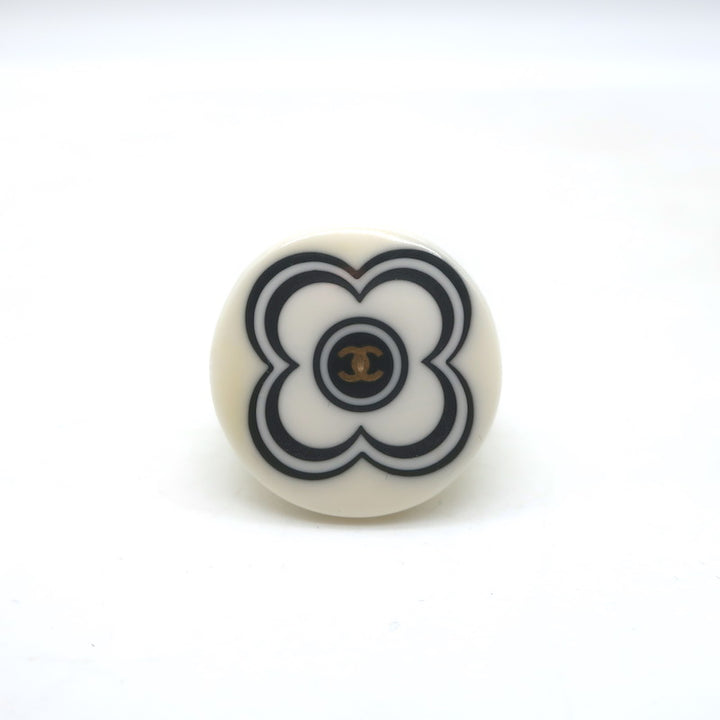 Vintage Chanel 02P CC Camellia Ring Cream &amp; Black Resin Size 6.5