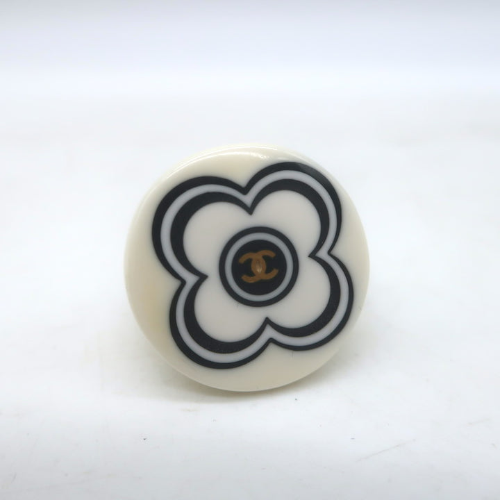 Vintage Chanel 02P CC Camellia Ring Cream &amp; Black Resin Size 6.5