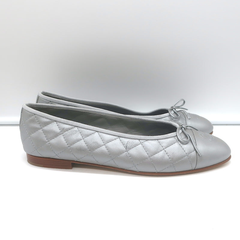Chanel CC Cap Toe Bow Ballet Flats Silver Metallic Quilted Leather Size 41.5