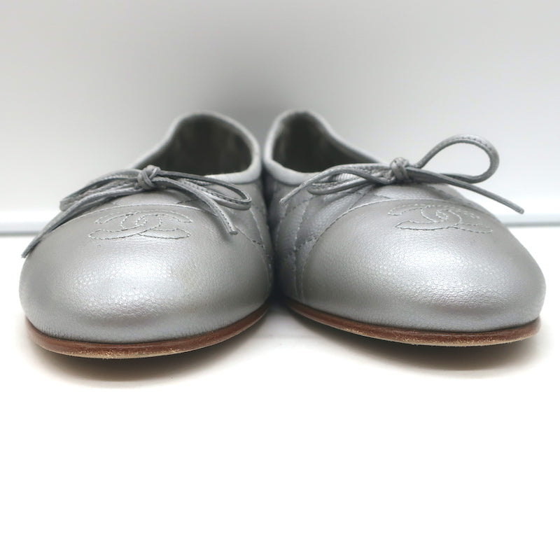 Chanel CC Cap Toe Bow Ballet Flats Silver Metallic Quilted Leather Size 41.5