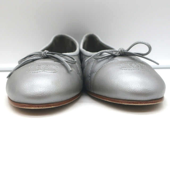 Chanel CC Cap Toe Bow Ballet Flats Silver Metallic Quilted Leather Size 41.5