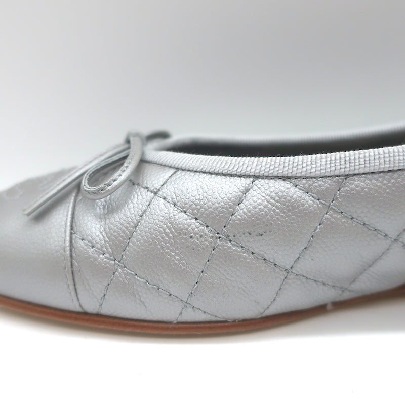 Chanel CC Cap Toe Bow Ballet Flats Silver Metallic Quilted Leather Size 41.5