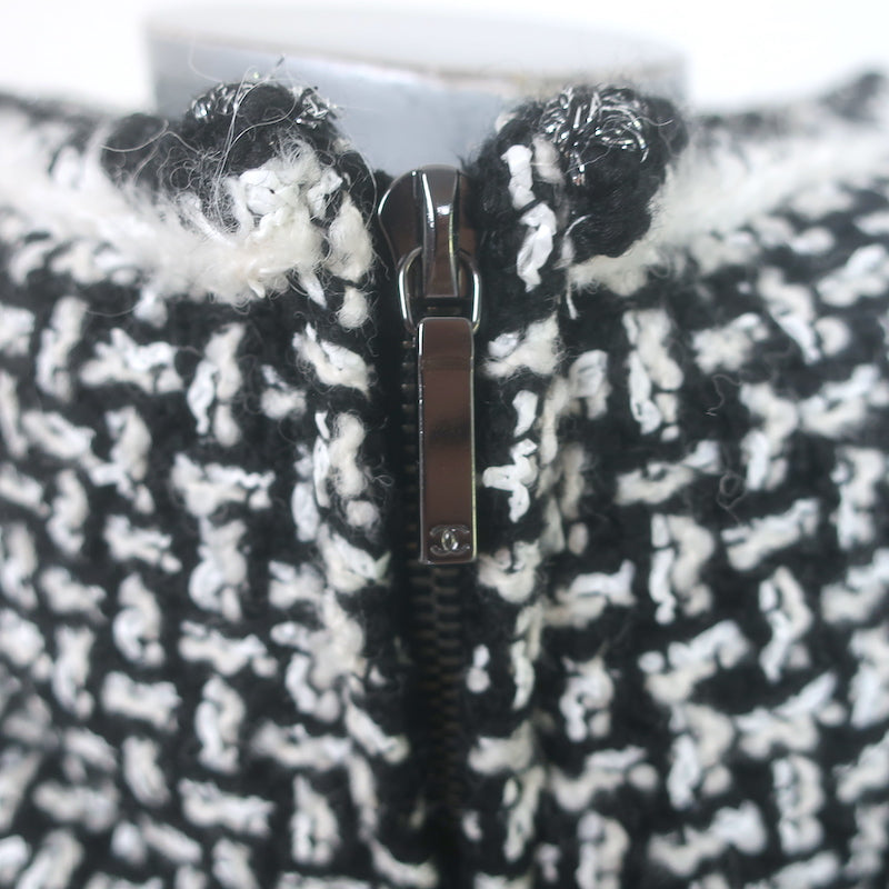 Chanel 20N Coco Neige Tweed Down Puffer Jacket Black/White Size 42 NEW