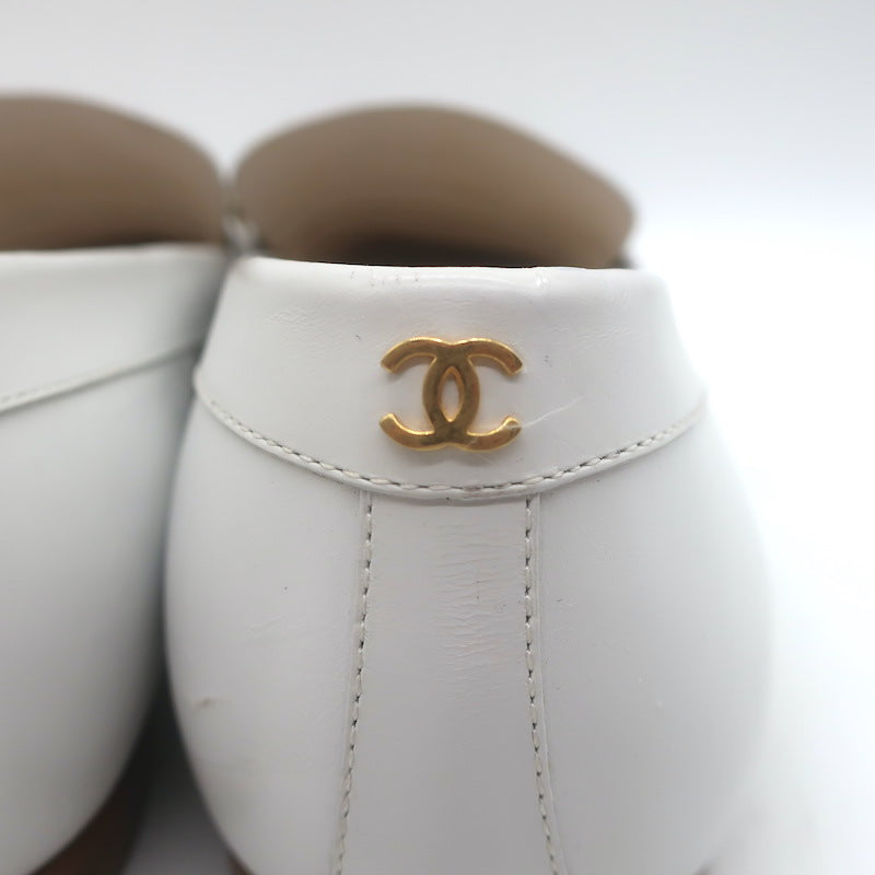 Chanel Pearl &amp; Chain-Embellished Loafers White Leather Size 39