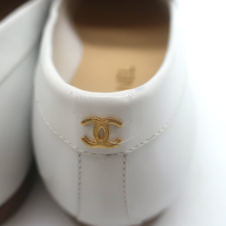 Chanel Pearl &amp; Chain-Embellished Loafers White Leather Size 39