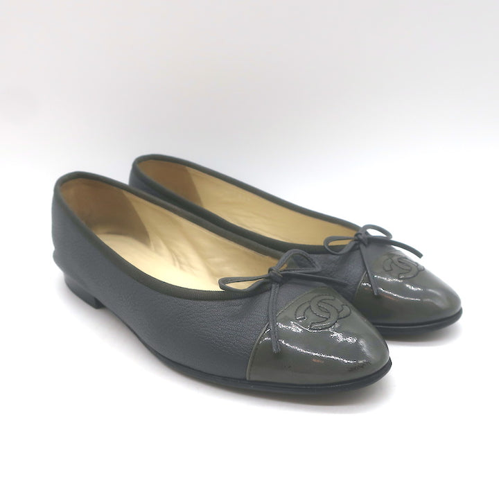 Chanel 15B CC Cap Toe Ballet Flats Grey Patent Leather &amp; Goatskin Size 38