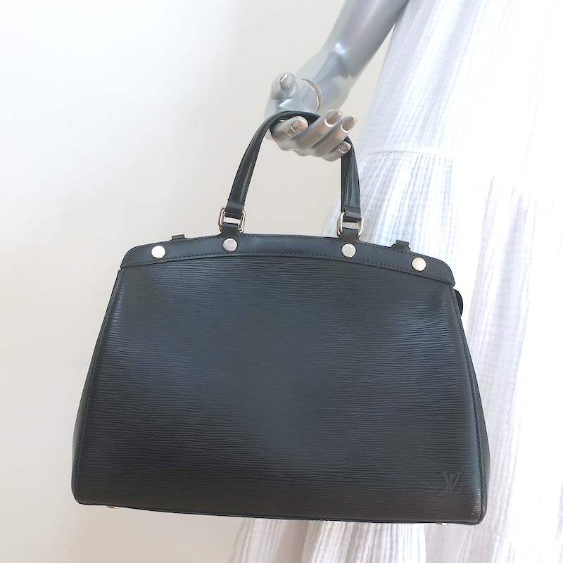 BRAND NEW Authentic Louis Vuitton Black Electric Epi Twist MM Chain Bag