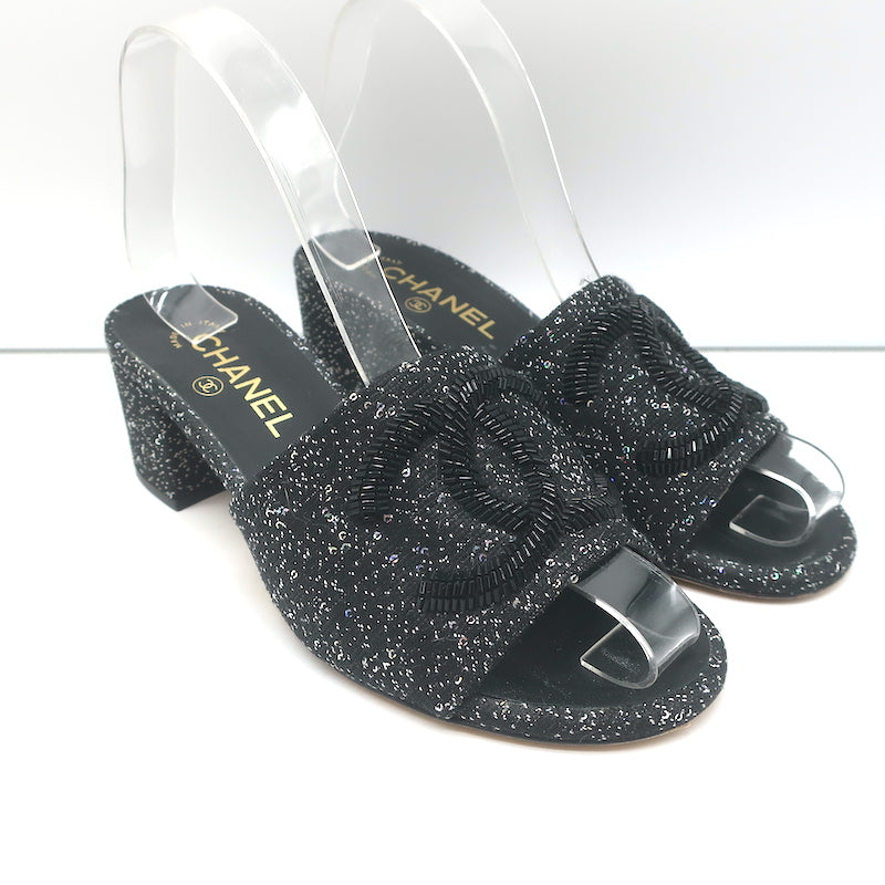 Chanel 2022 Interlocking CC Logo Slides - Neutrals Sandals, Shoes -  CHA899337