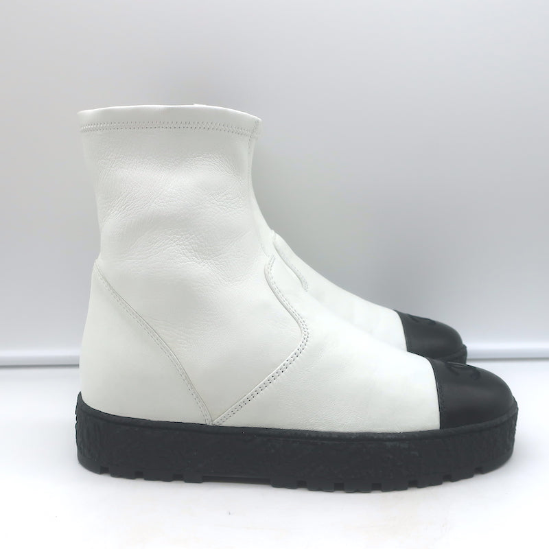 Chanel 22B CC Cap Toe Bicolor Stretch Leather Ankle Boots Cream/Black Size 37.5