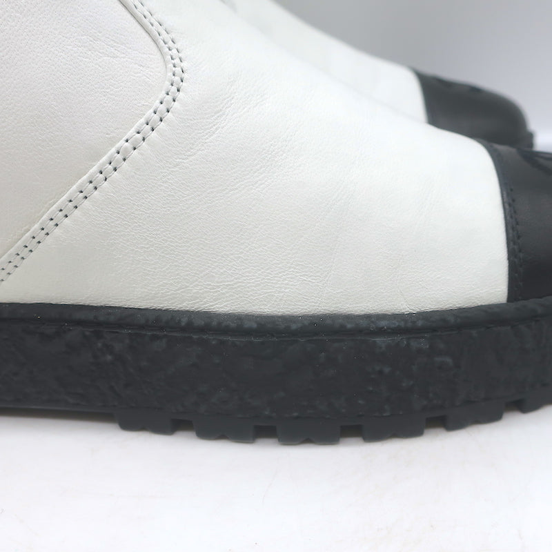 Chanel 22B CC Cap Toe Bicolor Stretch Leather Ankle Boots Cream/Black Size 37.5