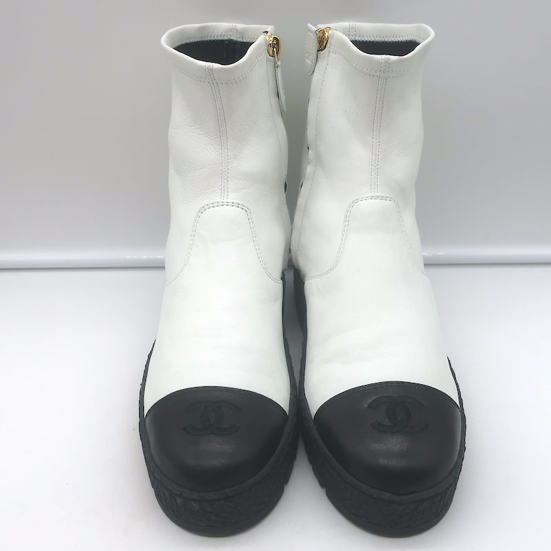 Chanel 22B CC Cap Toe Bicolor Stretch Leather Ankle Boots Cream/Black Size 37.5