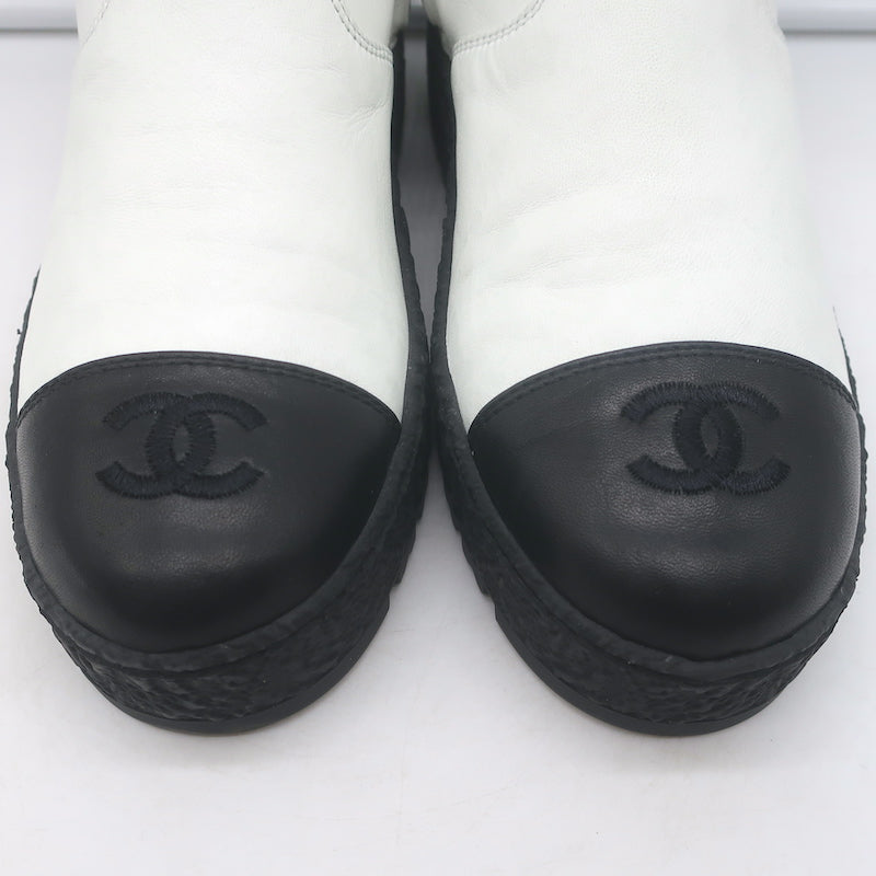 Chanel 22B CC Cap Toe Bicolor Stretch Leather Ankle Boots Cream/Black Size 37.5