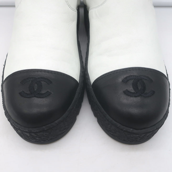 Chanel 22B CC Cap Toe Bicolor Stretch Leather Ankle Boots Cream/Black Size 37.5