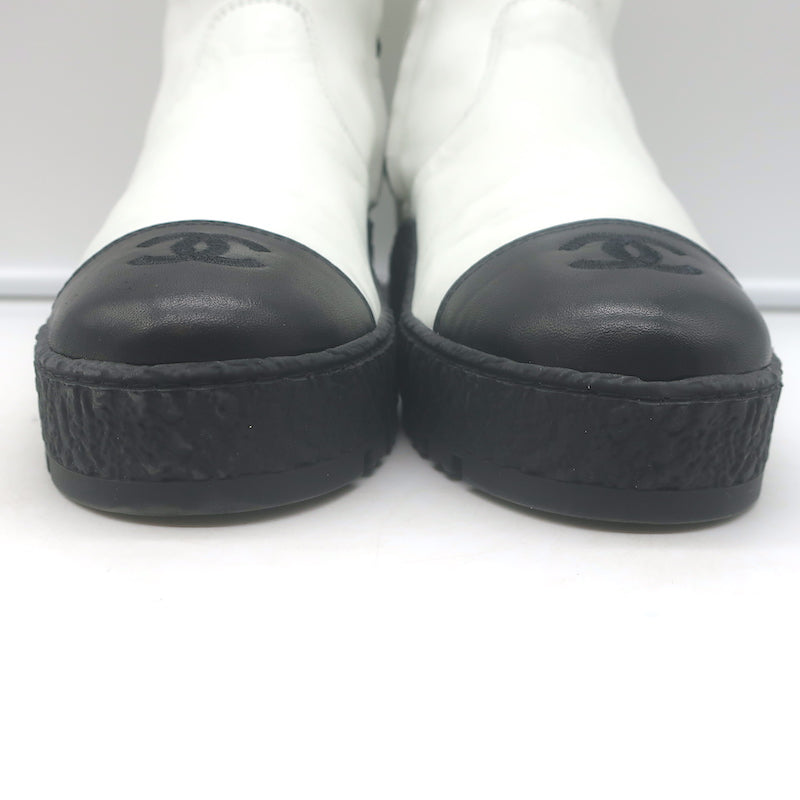 Chanel 22B CC Cap Toe Bicolor Stretch Leather Ankle Boots Cream/Black Size 37.5