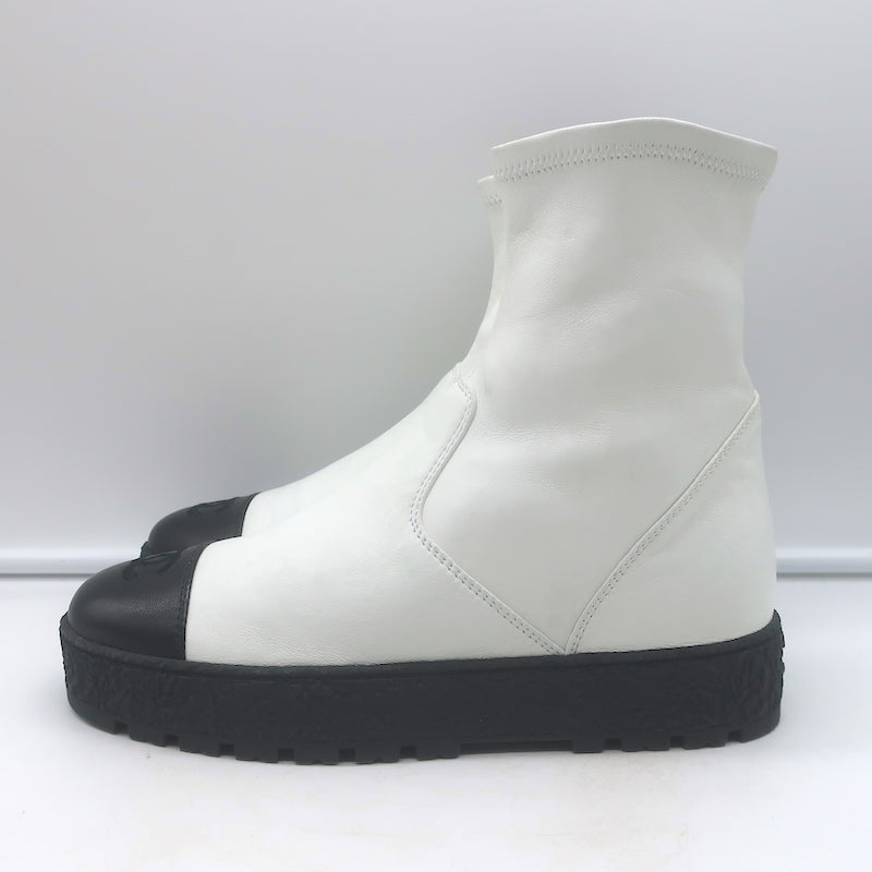 Chanel 22B CC Cap Toe Bicolor Stretch Leather Ankle Boots Cream/Black Size 37.5
