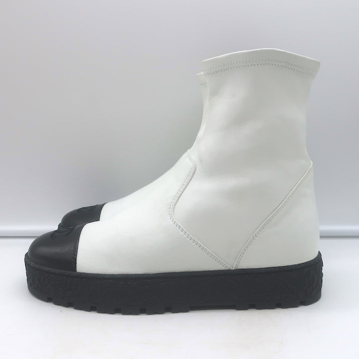 Chanel 22B CC Cap Toe Bicolor Stretch Leather Ankle Boots Cream/Black Size 37.5