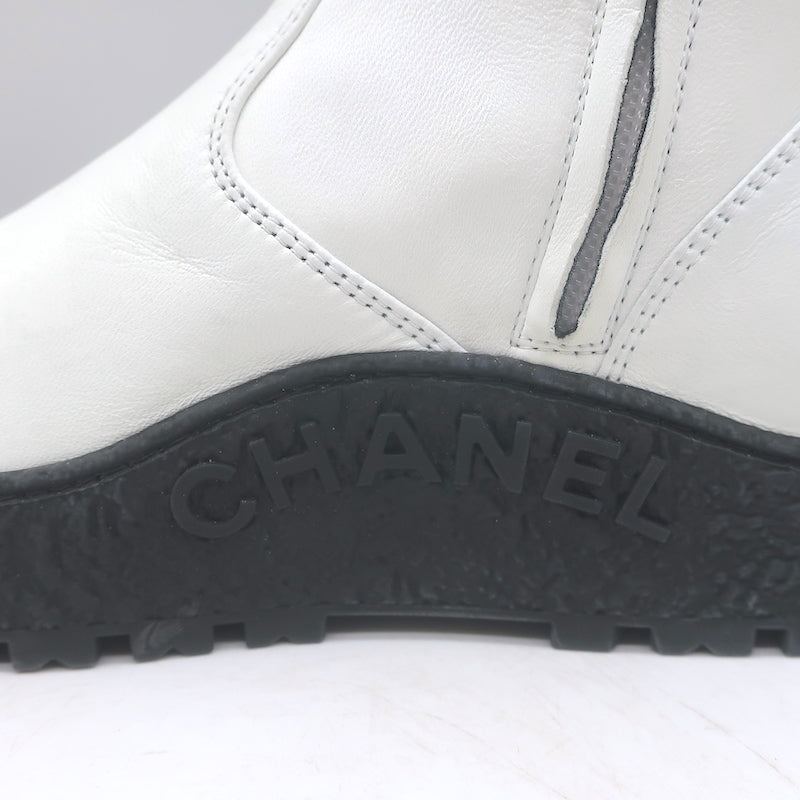 Chanel 22B CC Cap Toe Bicolor Stretch Leather Ankle Boots Cream/Black Size 37.5