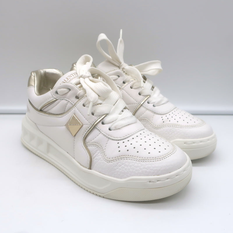 【VALENTINO】 Low-Top One Stud Sneakers One Stud Low-top Nappa Sneaker for Man in White/ Black
