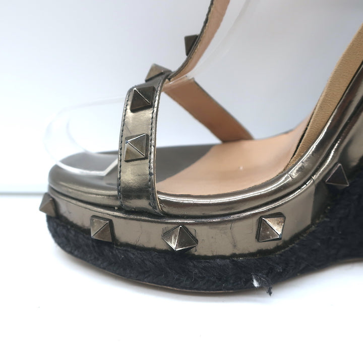 Valentino Rockstud Raffia-Trim Wedge Sandals Gunmetal Metallic Leather Size 35