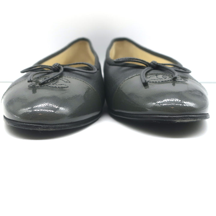 Chanel CC Cap Toe Ballet Flats Dark Gray Grained Leather &amp; Patent Size 41