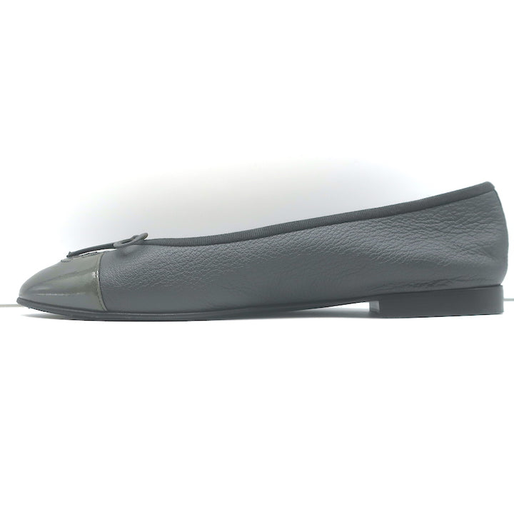 Chanel CC Cap Toe Ballet Flats Dark Gray Grained Leather &amp; Patent Size 41