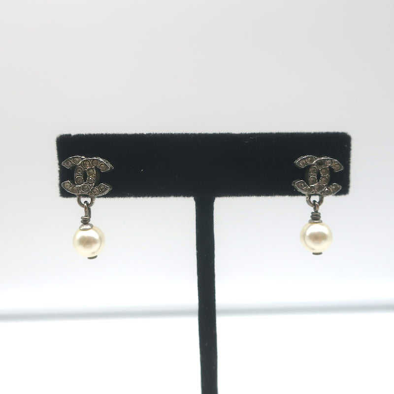 Authentic Vintage Chanel earrings CC logo black round faux pearl dangl
