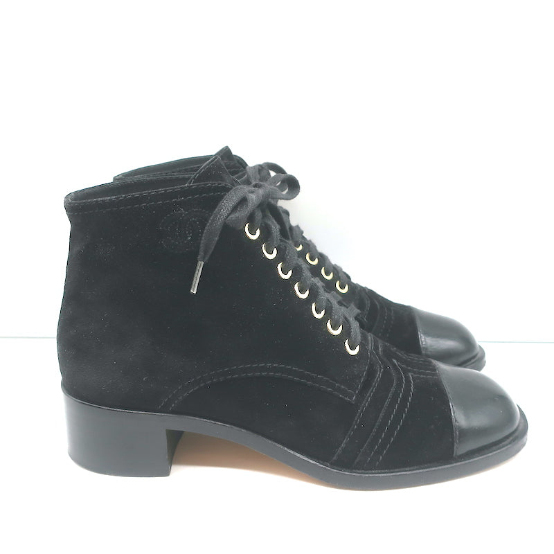Chanel 18A CC Lace-Up Cap Toe Ankle Boots Black Suede &amp; Patent Leather Size 39