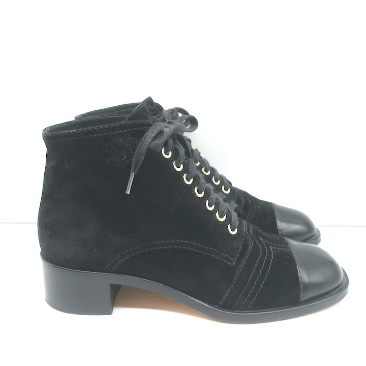Chanel 18A CC Lace-Up Cap Toe Ankle Boots Black Suede &amp; Patent Leather Size 39