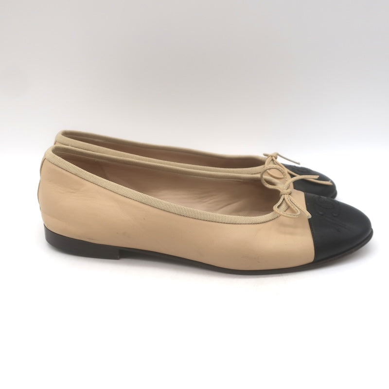 Chanel CC Cap Toe Ballet Flats Beige &amp; Black Lambskin Leather Size 38