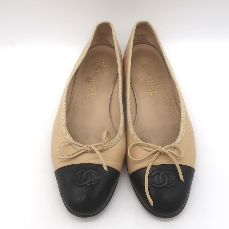 Chanel CC Cap Toe Ballet Flats Beige &amp; Black Lambskin Leather Size 38