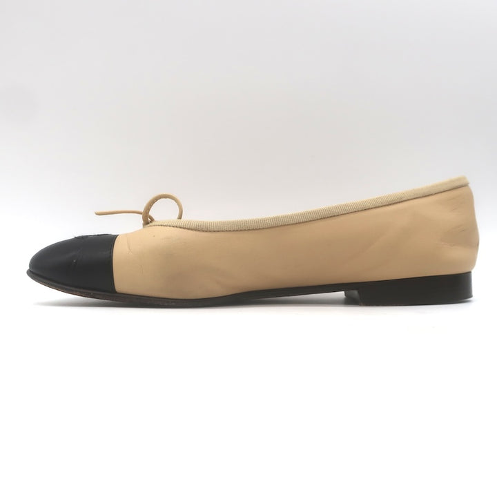 Chanel CC Cap Toe Ballet Flats Beige &amp; Black Lambskin Leather Size 38