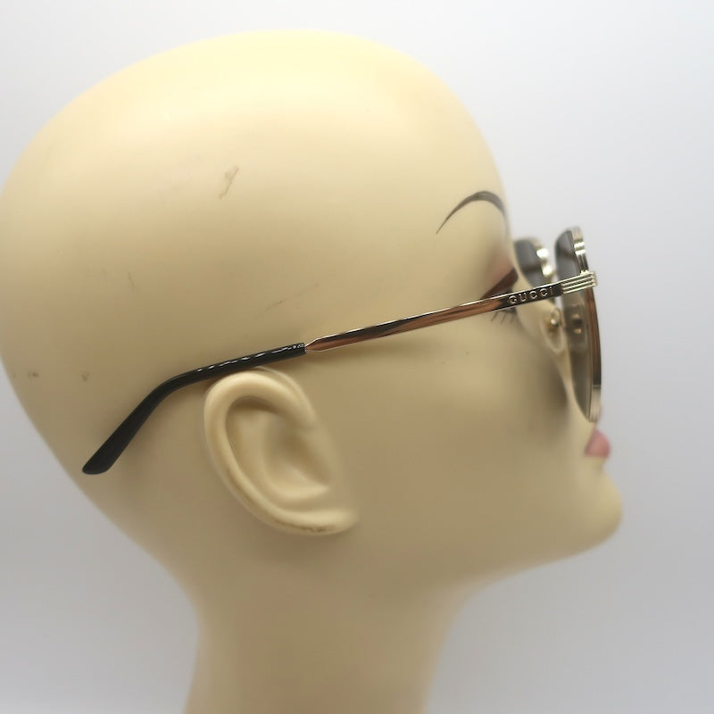 Gucci GG0802S 001, side profile with gold temple and black ear tip