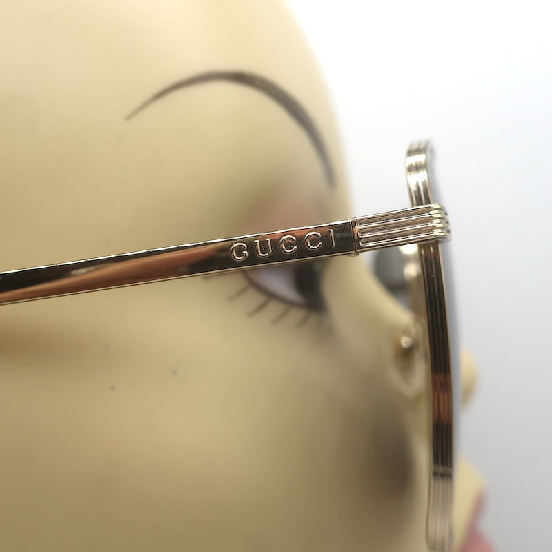Gucci engraved on gold temple, GG0802S hinge detail
