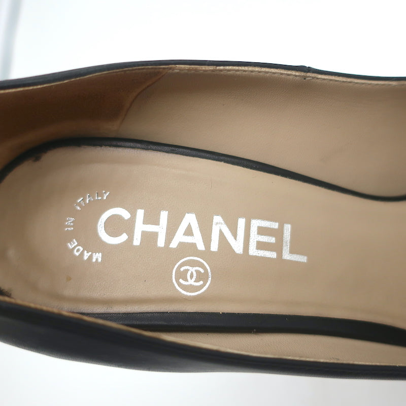 Chanel 15C CC Cap Toe Chain-Trim Pumps Black Leather Size 38 Platform –  Celebrity Owned