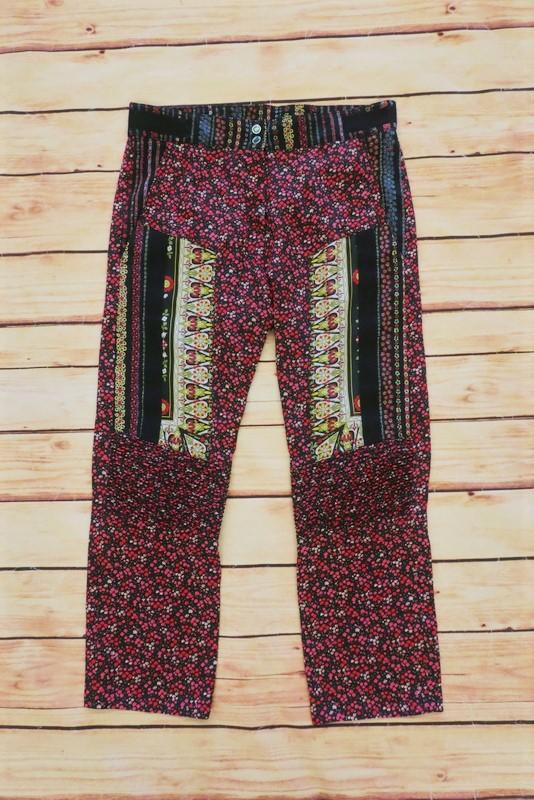 No. 21 Pants Black/Multi Floral Patchwork Print Silk Size 36 Cropped Trousers available at CelebrityOwned.com img_1