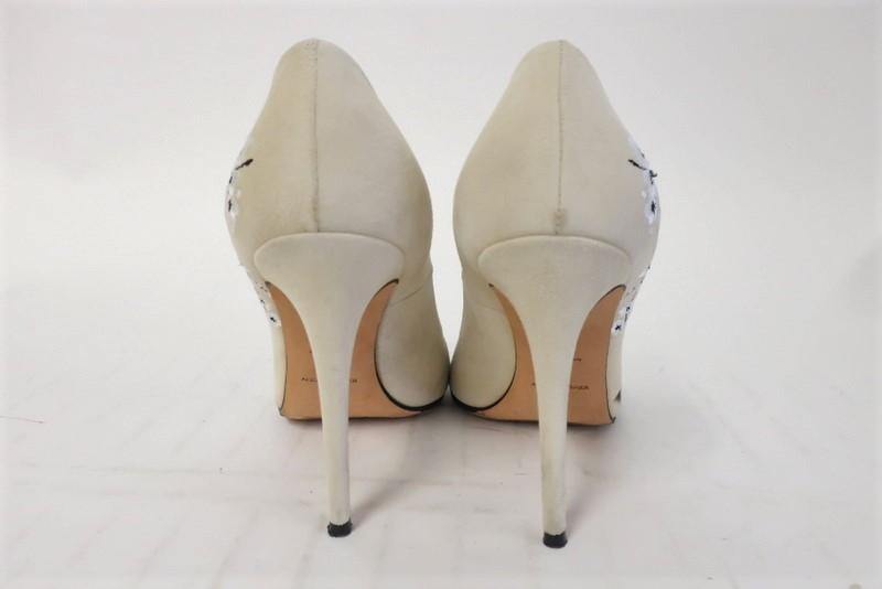 Alexa Wagner Pumps Princess Ric Floral-Embroidered Suede Size 38 High Heel - Celebrity Owned