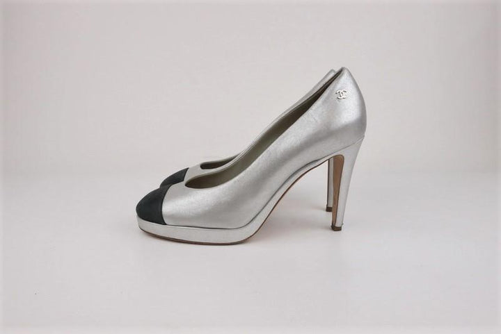 Chanel 15C Cap Toe Platform Pumps Silver Metallic &amp; Black Leather Size 38.5 - Celebrity Owned