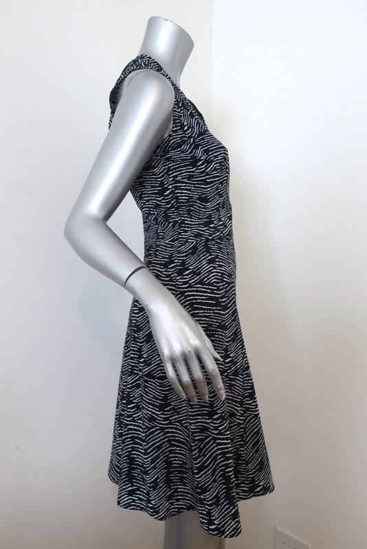 Derek Lam Dress Navy/White Printed Stretch Silk Size 2 Sleeveless Fit &amp; Flare - Celebrity Owned